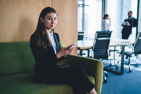 Mujer Asiática Joven Traje Formal Mirando Cámara Utilizando Teléfono Inteligente —  Fotos de Stock