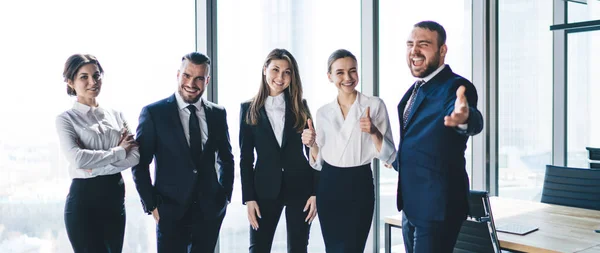 Grupo Colegas Multiétnicos Alegres Ternos Sorrindo Gesticulando Enquanto Estão Contra — Fotografia de Stock