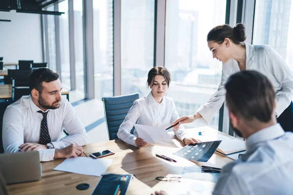 Grupo Compañeros Trabajo Negocios Inteligentes Discutiendo Documentos Procesos Trabajo Comprobando — Foto de Stock