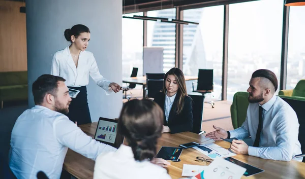 Mujer Ejecutiva Confianza Con Tableta Celebración Reunión Con Los Empleados — Foto de Stock