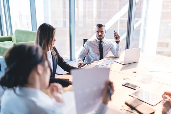 Dall Alto Persone Attente Abbigliamento Formale Discutono Documenti Navigano Laptop — Foto Stock