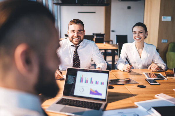 Felices Trabajadores Oficina Sonrientes Ropa Formal Discutiendo Proyecto Navegación Ordenador — Foto de Stock