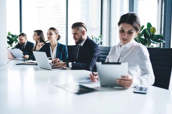 Reihe Zeitgenössischer Fokussierter Geschäftsleute Die Gadgets Benutzen Und Notizen Machen — Stockfoto