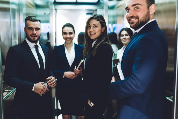 Grupo Personas Sonrientes Exitosas Trajes Que Llevan Documentos Mientras Están — Foto de Stock