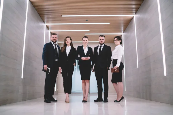 Respetable Alegre Grupo Empleados Oficina Trajes Formales Pie Pasillo Brillante —  Fotos de Stock