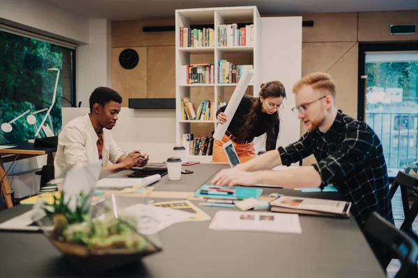 Progressivo Juventude Passar Dia Para Colaborar Aprender Espaço Trabalho Moderno — Fotografia de Stock