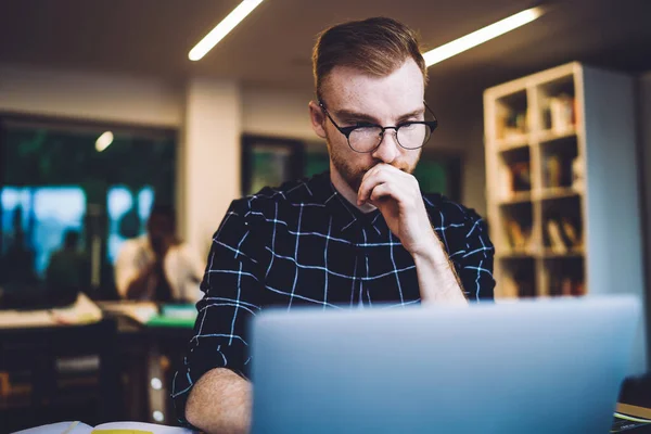 Millennial Proffs Optiska Glasögon Skapa Programkod För Uppdatering Databaser Modern — Stockfoto