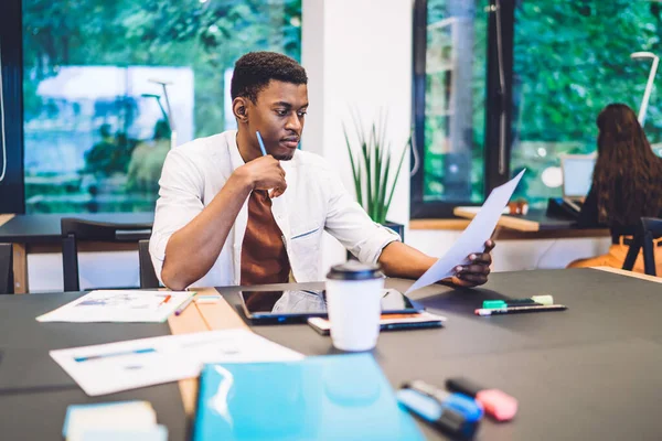 Estudante Masculino Afro Americano Com Relatório Trabalho Curso Leitura Pele — Fotografia de Stock