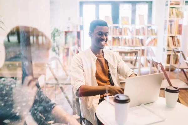 Alegre Generación Milenaria Con Sonrisa Dentada Cara Disfrutando Comunicación Línea — Foto de Stock