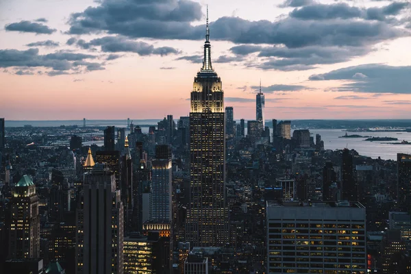 Luftaufnahme Eines Glühenden Wolkenkratzers Mit Hellen Gebäuden Der Sich New — Stockfoto