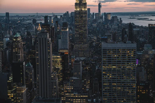 Flygfoto Över Skyskrapor Och Torn Centrala Manhattan Med Kvällssol Nedgångshimmel — Stockfoto