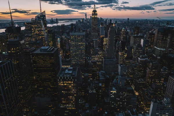 Manhattan 'ın merkezindeki gökdelenlerin ve kulelerin gökyüzü manzarası. Akşam günbatımında gökyüzü. Finansal bölgenin manzarası ünlü New York simgesi, aydınlanmış Empire State Binası