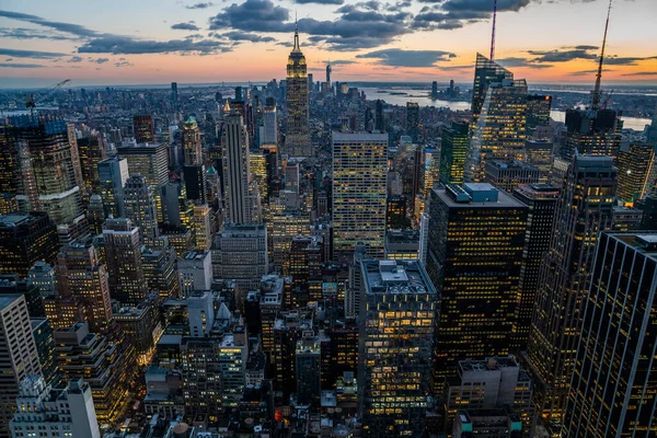 Manhattan Merkezindeki Gökdelenlerin Kulelerin Gökyüzü Manzarası Akşam Günbatımında Gökyüzü Finansal — Stok fotoğraf