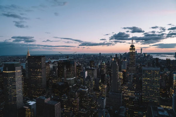 マンハッタンのミッドタウンスカイラインの高層ビルや塔の空中ビュー 有名なニューヨークランドマークと金融街の風景の街並み 照明帝国州の建物 — ストック写真
