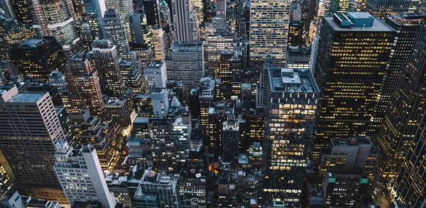 Luftaufnahme Verschiedener Hochbauten Und Wolkenkratzer Mit Beleuchteten Fenstern New York — Stockfoto