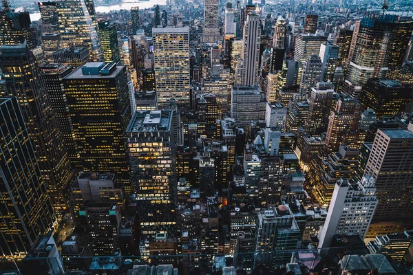 从空中俯瞰曼哈顿市中心的摩天大楼和塔楼 可以看到黄昏的天空 具有著名纽约地标的金融区风景秀丽的城市景观 照亮了帝国大厦 — 图库照片