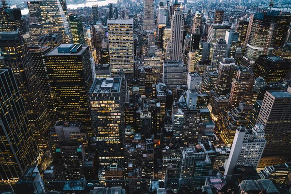 Manhattan 'ın merkezindeki gökdelenlerin ve kulelerin gökyüzü manzarası. Akşam günbatımında gökyüzü. Finansal bölgenin manzarası ünlü New York simgesi, aydınlanmış Empire State Binası