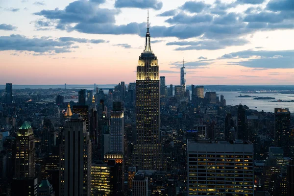 マンハッタンのミッドタウンスカイラインの高層ビルや塔の空中ビュー 有名なニューヨークランドマークと金融街の風景の街並み 照明帝国州の建物 — ストック写真