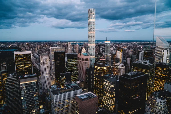 曼哈顿地区高楼大厦的空中景观 以夜空为背景 在纽约市点亮了窗户 拥有摩天大楼的市中心发达的基础设施 — 图库照片