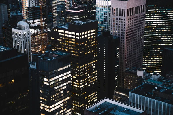 Vista Aérea Varios Edificios Rascacielos Manhattan Con Ventanas Iluminadas Ubicadas —  Fotos de Stock