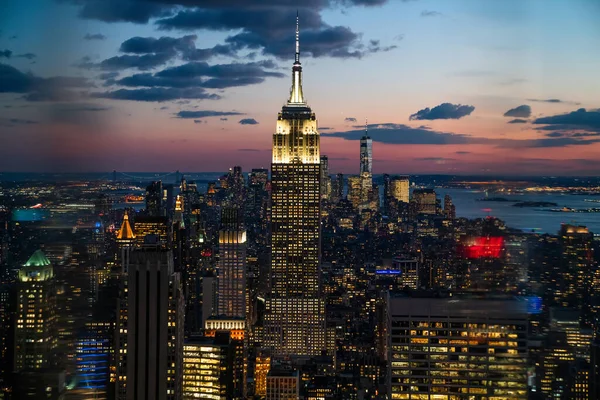 Vista Aerea Grattacielo Incandescente Con Edifici Luminosi Intorno Situato Nel — Foto Stock