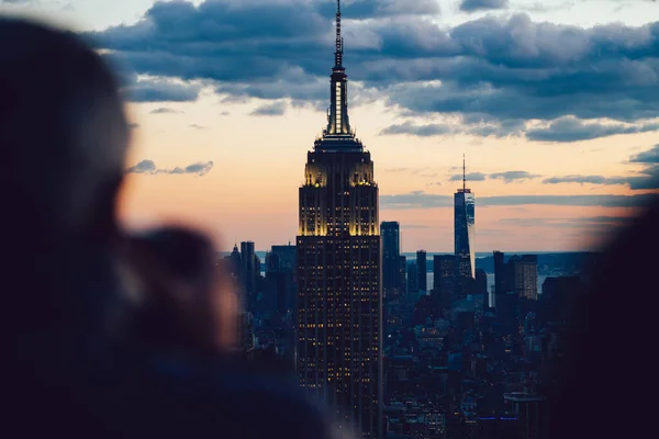 Gece Vakti Gökdelenlerin Fotoğrafını Çeken Erkek Gezginin New York Keşfederken — Stok fotoğraf