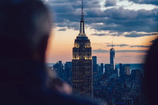 ニューヨーク市のマンハッタン地区の周りに明るい建物と輝く超高層ビルの空中ビュー 有名なランドマークエンパイアステートビル 美しいスカイラインの背景 完璧な壁紙 — ストック写真