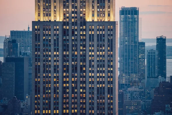 Akşam Saatlerinde New York Işıklı Pencereli Gökdelen Manzaralı Bir Bina — Stok fotoğraf