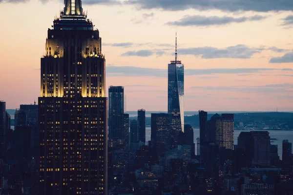 Vágott Kilátás Világító Felhőkarcoló Gyönyörű Naplemente Háttérben Híres Mérföldkő Empire — Stock Fotó