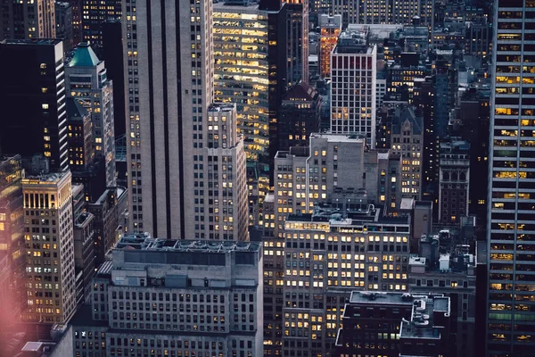 ニューヨーク市内にある夜間照明付きの窓がある様々な高層ビルの空中ビュー 大都市 オフィスや不動産の夜の生活 中心街の構造 — ストック写真