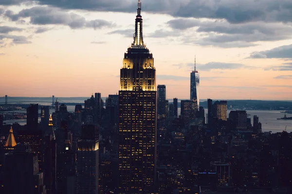 Flygfoto Över Glödande Skyskrapa Med Ljusa Byggnader Runt Manhattan Distriktet — Stockfoto