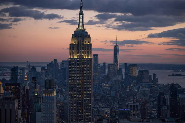 Flygfoto Över Glödande Skyskrapa Med Ljusa Byggnader Runt Manhattan Distriktet — Stockfoto
