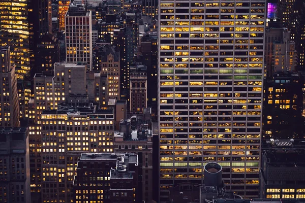 Flygfoto Olika Höga Manhattan Skyskrapor Byggnader Med Upplysta Fönster Ligger — Stockfoto