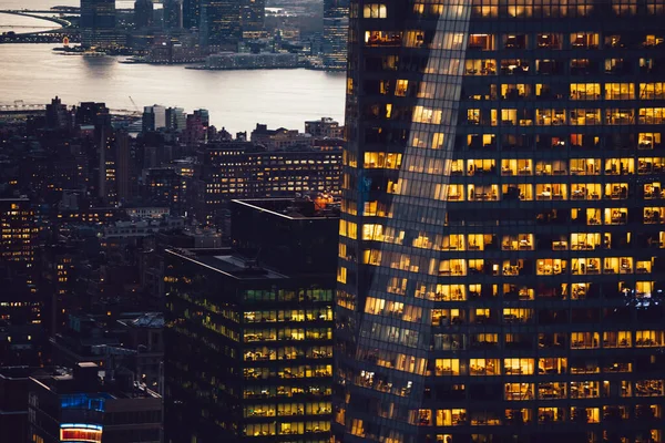 纽约各高层摩天大楼的空中景观 有灯光照亮的窗户 位于纽约市的傍晚时分 大都市 办公室和房地产的夜生活 市中心的结构 — 图库照片