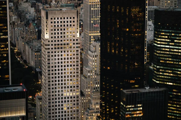 Luftaufnahme Verschiedener Hoher Wolkenkratzer Mit Beleuchteten Fenstern New York City — Stockfoto