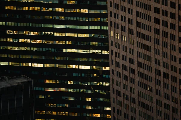 Flygfoto Olika Höga Manhattan Skyskrapor Byggnader Med Upplysta Fönster Ligger — Stockfoto