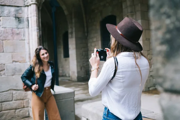 Visão Traseira Mulher Irreconhecível Camisa Branca Chapéu Elegante Fazendo Foto — Fotografia de Stock