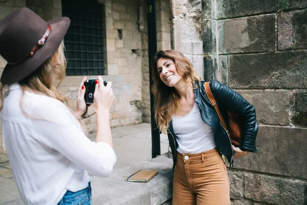 Loira Anônima Tirando Foto Estudante Sorriu Casual Elegante Desgaste Sorrindo — Fotografia de Stock