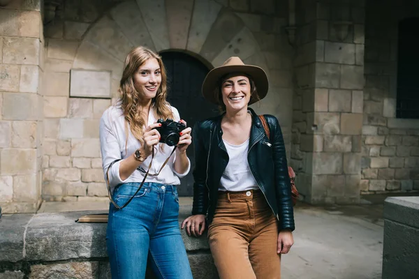 Happy Atraktivní Ženy Digitálním Fotoaparátem Baví Vtipkování Při Vychutnávání Prohlídka — Stock fotografie