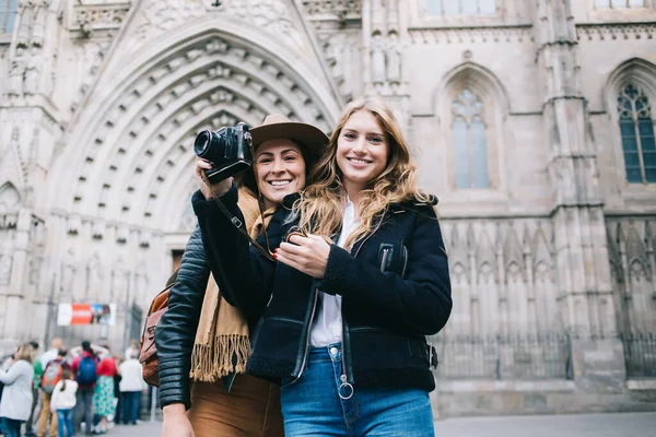 Adulto Jovens Mulheres Sorridentes Roupas Quentes Com Câmera Perto Velha — Fotografia de Stock