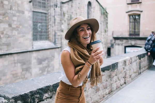 Joyful Hipster Viajante Feminino Com Xícara Descartável Café Lado Cerca — Fotografia de Stock
