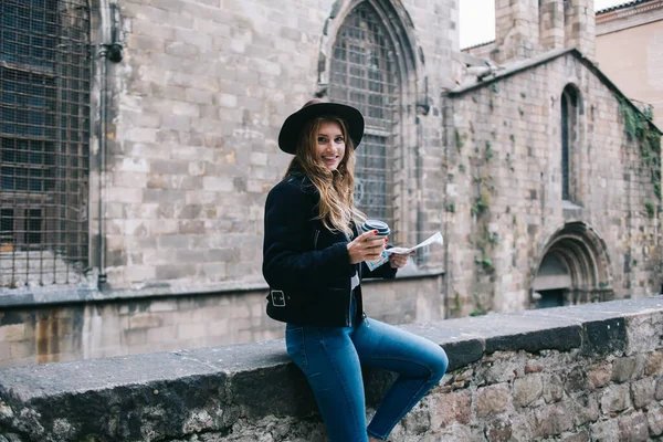 Mujer Hipster Elegante Sombrero Chaqueta Bebiendo Café Descansando Después Caminar —  Fotos de Stock