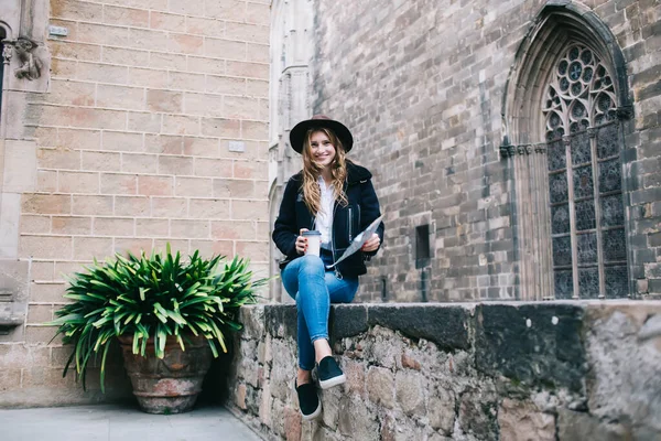 Счастливая Молодая Женщина Стильной Шляпе Куртке Сидит Дворе Старого Каменного — стоковое фото