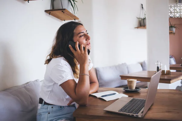 Vista Lateral Joven Mujer Casual Pensativa Que Tiene Conversación Telefónica —  Fotos de Stock