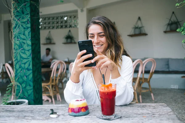 Mulher Confiante Entusiasta Surfar Telefone Celular Comer Geléia Suculenta Brilhante — Fotografia de Stock