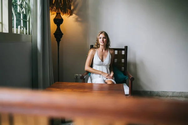 Attractive Adult Tourist White Dress Resting Wooden Armchair Table Looking — Stock Photo, Image