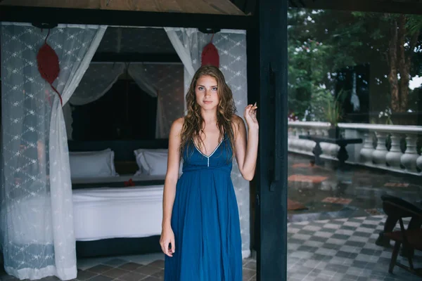 Curly Haired Female Traveler Blue Dress Standing Doorway Big Comfortable — Stock Photo, Image