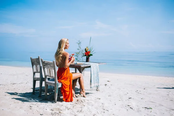 Ruhige Friedliche Schlanke Frau Sonnenjacke Sitzt Geschmückten Tisch Malerischen Strand — Stockfoto