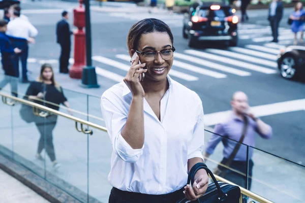 Moderna Donna Affari Afroamericana Camicia Bianca Formale Occhiali Che Ascolta — Foto Stock