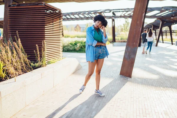Potret Panjang Penuh Gadis Hipster Amerika Afrika Cantik Dengan Celana — Stok Foto